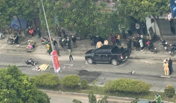 Video: Tài xế xe bán tải mở cửa bất cẩn, va chạm với xe máy khiến nữ sinh bị cán tử vong tại Cao Bằng