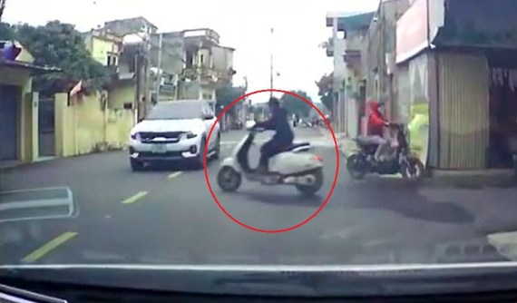 Video: Lao từ ngõ ra đường như chốn không người, nam sinh đi xe máy điện tông vào ô tô Kia Seltos