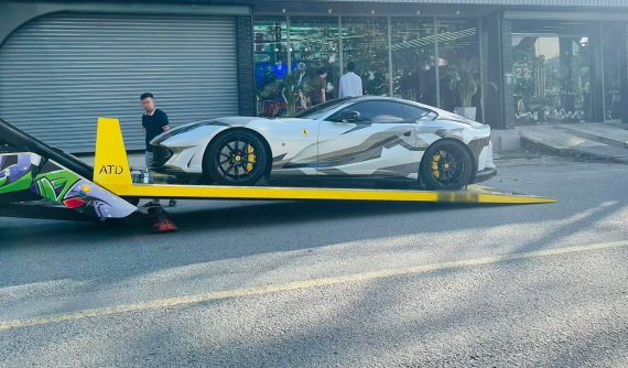 Ferrari 812 Superfast màu đen duy nhất trong nước được thay áo, lên xe chuyên dụng về Hà Nội định cư
