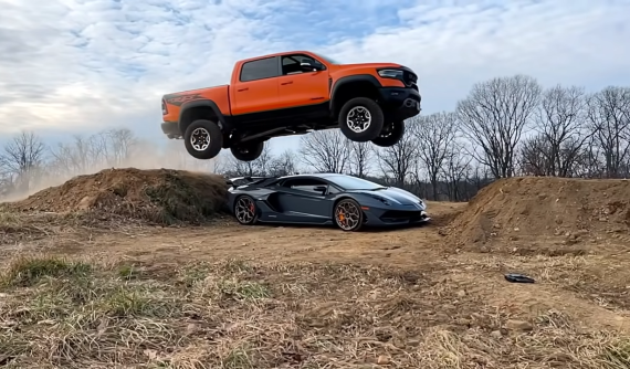 YouTuber gây sốc khi lái bán tải Ram 1500 TRX nhảy qua Lamborghini Aventador SVJ trị giá 800.000 USD