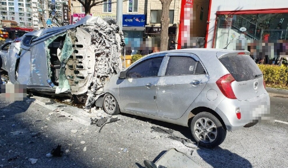 Video: Chiếc taxi lao từ tầng 5 xuống đường khiến tài xế tử vong