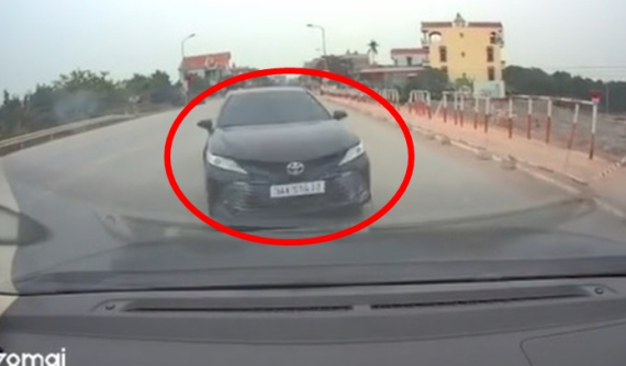 Video: Toyota Camry bất ngờ lấn làn, tông trực diện vào ô tô chạy hướng ngược lại trong ngày đầu năm 2022