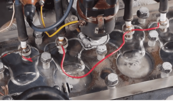 Người Nga chế tạo đầu xi-lanh trong suốt để quan sát động cơ hoạt động ra sao