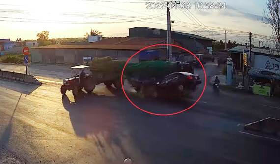 Video quay khoảnh khắc ô tô con tông thẳng vào chiếc xe ben sang đường trên quốc lộ 1A