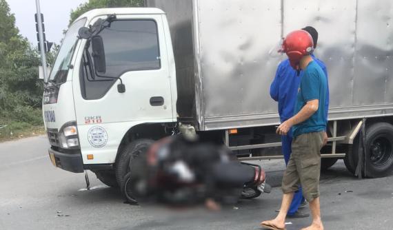 Video: Vượt đèn đỏ, người đàn ông đi xe máy bị ô tô tải tông tử vong tại Hải Dương