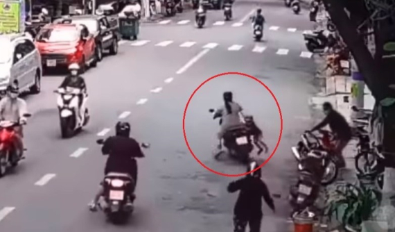 Video: Mẹ bất cẩn để con vặn tay ga khiến xe máy lao qua đường, tông trúng ô tô đang đỗ tại Đà Nẵng