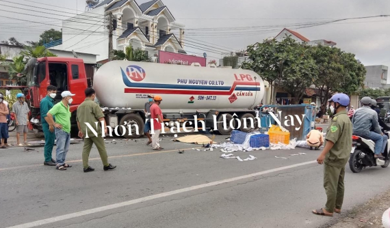 Video: Xe ba gác lao sang làn đường ngược chiều, va chạm với xe bồn khiến 2 người thương vong tại Đồng Nai