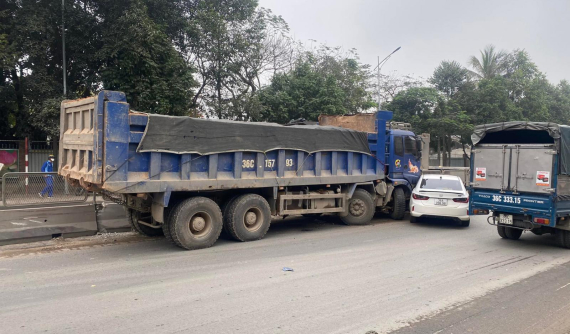 Video: Va chạm với ô tô con Honda City, xe ben tông tử vong nữ công nhân vệ sinh đang làm việc trên quốc lộ 1A