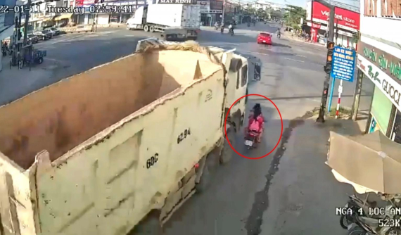 Video quay khoảnh khắc xe ben va chạm với xe máy tại khúc cua khiến 2 bà cháu tử vong tại Đồng Nai