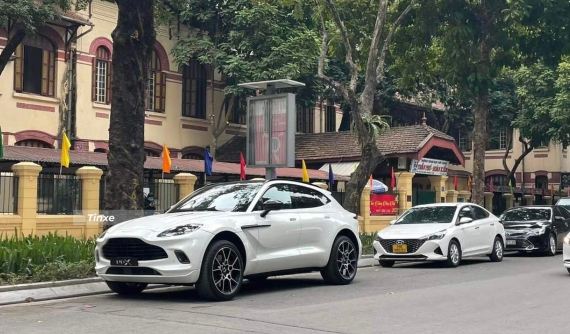 SUV hạng sang cỡ lớn Aston Martin DBX đầu tiên về nước chính thức có người rước