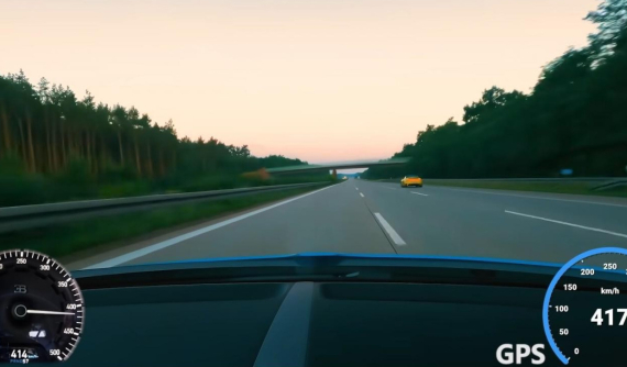 Đây là cảm giác bên trong một chiếc Bugatti Chiron đạt tốc độ 417 km/h trên cao tốc