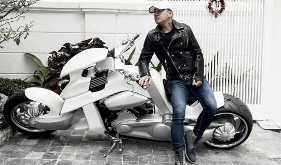 Tuấn Hưng tậu "khủng long bạo chúa" V-Rex Travertson