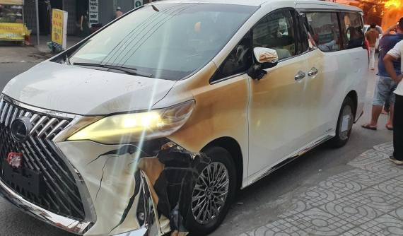 Video: Lexus LM 300h hơn 9 tỷ đồng bị cháy sém sau khi trạm điện trên đường bất ngờ phát hỏa