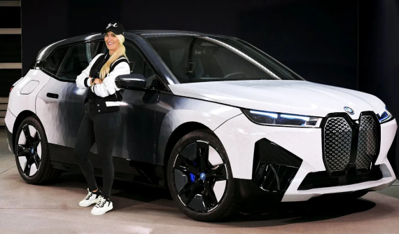 YouTuber nổi tiếng "Supercar Blondie” khám phá tận tay chiếc BMW iX với công nghệ đổi màu tức thời