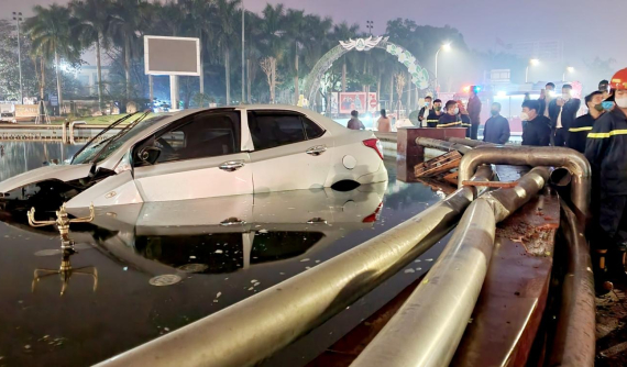 Video quay khoảnh khắc ô tô Hyundai Grand i10 bay lên không trung rồi cắm đầu xuống đài phun nước tại Thái Nguyên