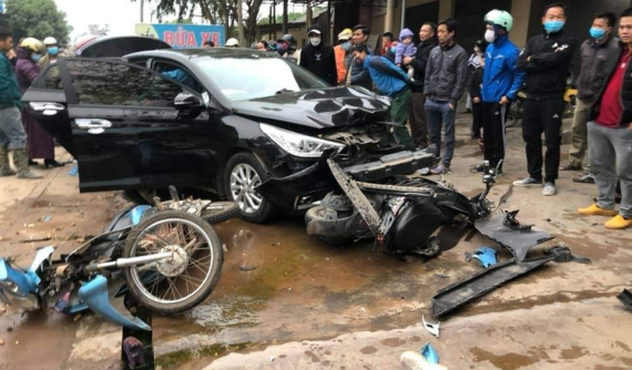 Video quay khoảnh khắc ô tô tông liên hoàn xe máy điện và xe máy khiến 5 người nhập viện tại Bắc Giang
