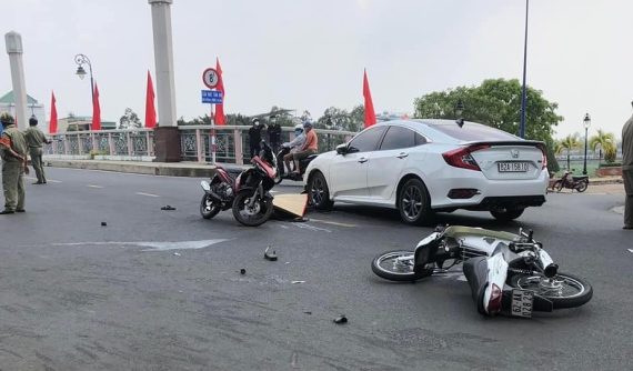 Video: 2 xe máy tông nhau kinh hoàng, 1 người bị ô tô Honda Civic cán tử vong tại Long An
