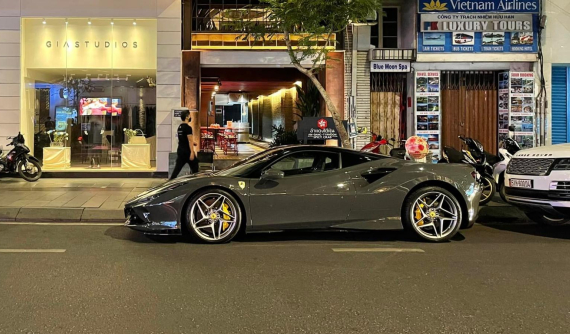 Ferrari F8 Tributo màu xám đầu tiên về nước xuất hiện ở Sài thành, chủ nhân là 1 ẩn số