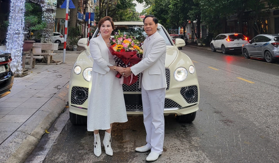 Cặp vợ chồng U60 ở Bắc Ninh tậu xe Bentley Bentayga V8 hơn 20 tỷ đồng