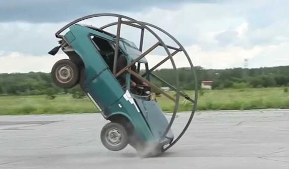 Đây là chiếc Lada có khả năng lộn vòng 360 độ khi phanh đột ngột của nhóm người Nga hài hước