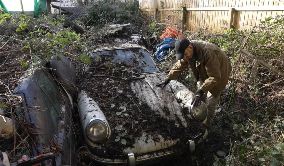 Chiếc Porsche 912 1965 quý hiếm được giải cứu sau 15 năm bỏ hoang tại một khu vườn