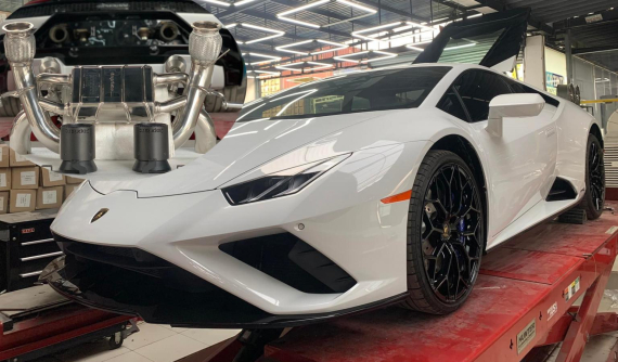 Mới về nước không bao lâu, siêu xe Lamborghini Huracan EVO RWD đã nhanh chóng được chủ nhân độ lại "khẩu pháo"
