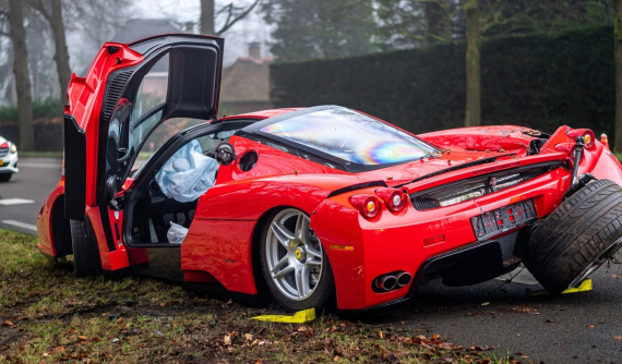 Siêu xe hiếm Ferrari Enzo trị giá trên 3 triệu USD gặp tai nạn thảm khốc, đứt liền bánh xe