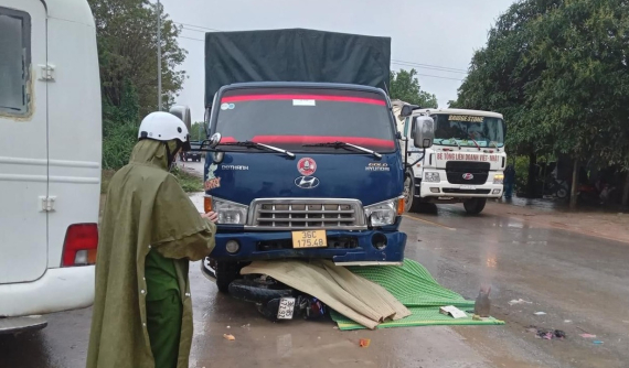 Video quay khoảnh khắc xe máy đối đầu ô tô tải khiến đôi nam nữ tử vong tại Thanh Hóa