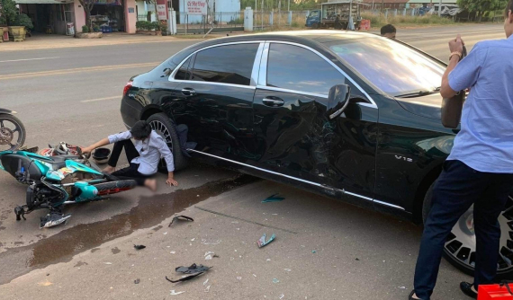 Bình Phước: Thanh niên chạy xe máy tông móp cửa Mercedes-Maybach S-Class