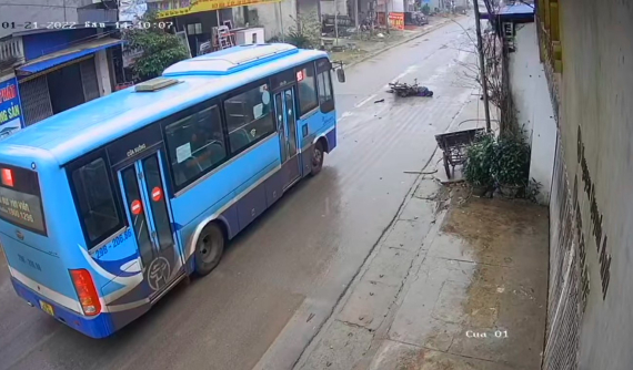 Video: Xe máy và xe buýt cùng lấn làn đường, tông trực diện nhau khiến 1 người nhập viện tại Hà Nội