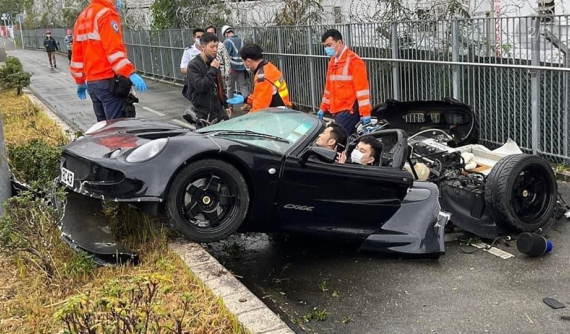 Video quay khoảnh khắc xe Lotus Exige bị chẻ làm đôi sau khi tông trúng trụ đèn trên đường, tất cả đều bình an vô sự