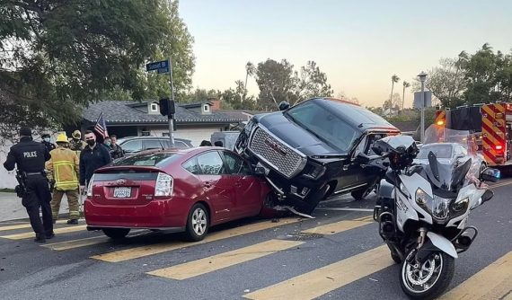 "Kẻ hủy diệt" Arnold Schwarzenegger lái SUV cỡ lớn GMC Yukon đè nát ô tô con khiến 1 phụ nữ bị thương nặng