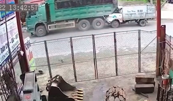Video: Ô tô tải tông thẳng vào đuôi xe ben đang đỗ bên đường, tài xế mắc kẹt trong cabin tại Bắc Ninh
