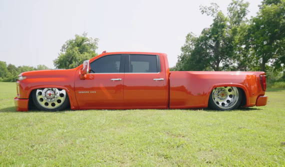 Chiếc bán tải Chevrolet Silverado 3500 HD này được độ gầm sát đất song vẫn thực dụng như thường