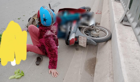 Video: Người đi xe máy ngã xuống đường, bị xe ben cán tử vong, hành động của tài xế ô tô sau đó gây tranh cãi