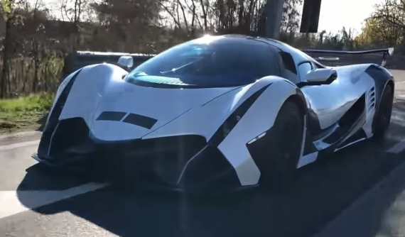 Siêu xe Devel Sixteen mạnh 5.000 mã lực được bắt gặp chạy thử trên đường công cộng