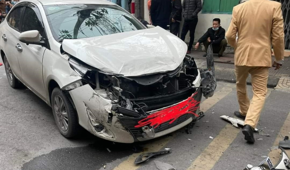 Video: Va chạm với xe tải tại ngã tư, ô tô con Toyota Vios "toác đầu"