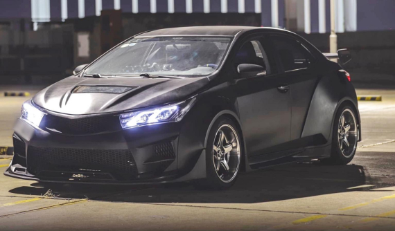 Toyota Corolla Altis biến thành xe 2 cửa qua bộ body kit hầm hố, nội thất phong cách xe đua