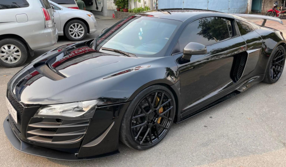 Audi R8 độ Prior Design lại được chủ nhân cho diện áo mới để đón Tết, lần này là sơn đổi màu sang bộ áo Batman