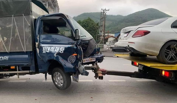 Video quay khoảnh khắc xe tải tông thẳng vào đuôi ô tô con Mercedes-Benz đang đỗ tại Quảng Ninh