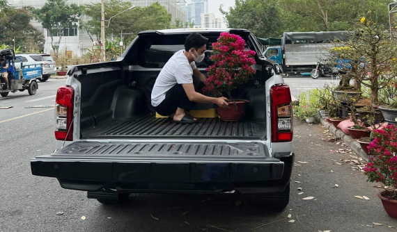 Cuối năm, Cường "Đô-la" mang bán tải có doanh số thứ 3 của năm 2021 đi chở hoa để ủng hộ nhà vườn