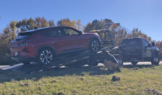 Sai lầm của cứu hộ khiến chủ xe điện Ford Mustang Mach-E "hết hồn" với hóa đơn thay pin