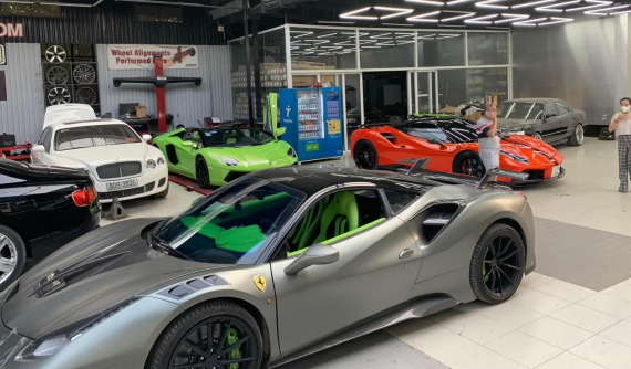 Đại gia chen chúc mang siêu xe đi bảo dưỡng cuối năm, có người chi vài chục triệu đồng rửa xe ăn Tết