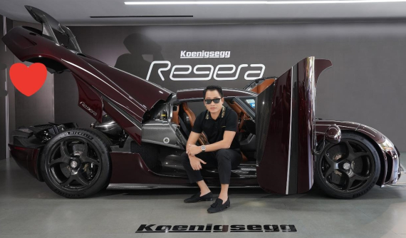 Mừng năm mới, Hoàng Kim Khánh chia sẻ hình ảnh chụp cùng "vợ" megacar đầu tiên tại Việt Nam