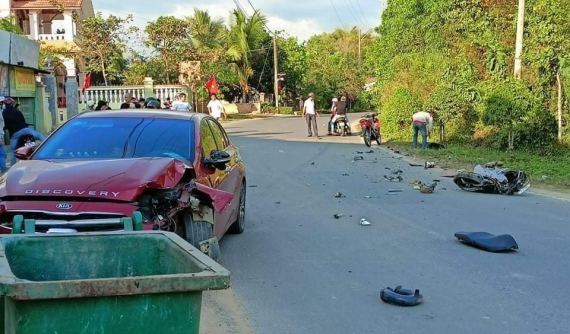 Video quay khoảnh khắc ô tô Kia chạy lấn làn đường, tông trực diện xe máy khiến 2 người thương vong
