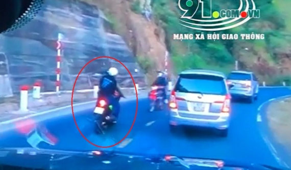 Video: Cố vượt ô tô, thanh niên điều khiển xe côn tay Suzuki Raider gây tai nạn trên đèo Prenn