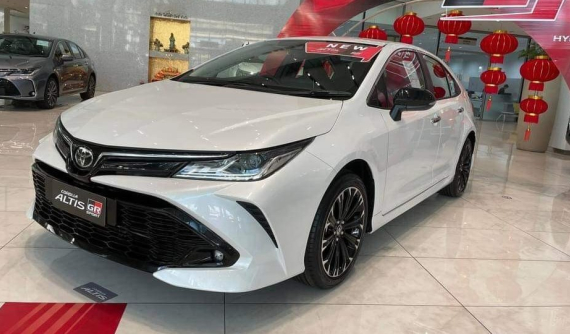 Ngắm hình ảnh "bằng xương, bằng thịt" của Toyota Corolla Altis GR Sport 2022 tại đại lý
