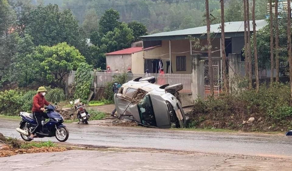 Video quay khoảnh khắc "thánh lật" Toyota Fortuner trượt trên đường rồi "ngửa bụng" tại Bắc Giang