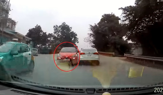 Video: Tài xế lái Toyota Vios vượt ẩu, tông trực diện Kia Morning trên quốc lộ 10