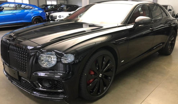Bentley Flying Spur V8 tiếp tục về nước với màu sơn và gói trang bị hàng hiếm, nội thất là điểm nhấn của xe